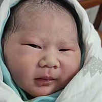 小宝出生第八天了