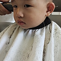 阔以自己剪头发了，不用人抱了