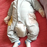 出生时的衣服全部小了，重新买时卖衣服的推荐的满月衣服型号，再加大一号，卖衣服的说太大了，这不刚搞...