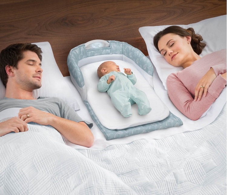 下面我们来详细了解本周宝宝的发育特点。
体格指标
男宝宝
身高：50.7～58cm 体重：3.4～5.6kg 头围：34.9～39.3cm
女宝宝
身高：49.7～57cm 体重：3.1～5.3kg 头围：34.2～38.6cm 
注：以上数据是指宝宝满月当天的正常体格指标 
生理发育
小便次数变少但量变多
宝宝睡整觉的时间延长，半夜小便次数变少，但每次尿量变多，这样可能更容易引起红屁屁，因此要注意及时给他更换纸尿裤。更换之前，一定要用湿巾把他的小屁屁擦干净。
长乳痂
有的宝宝头顶和眉间可能会结奶痂，不要去抠，可以在上面涂一些婴儿润肤油，等奶痂泡软以后用棉布轻轻擦掉就可以了。
指甲长得快
宝宝的指甲长得很快，指甲长了容易挠伤自己，所以要定期给他剪指甲，每周可以剪 1～2 次。洗过澡之后指甲较软，会更容易剪。最好在他睡着后再剪，以免他乱动。
大动作发育
宝宝的头可以转动自如了，颈部力量也有所增强，趴在床上时能够把头抬起来了。可以每天让宝宝趴2～3次，每次3～5分钟，锻炼一下颈部力量，同时也可以预防和缓解扁头的问题。此外，出于安全考虑，不要给1岁以内的宝宝睡枕头。
精细动作发育
在这个阶段，你会发现宝宝偶尔可以张开拳头，舒展手指。当你用手指触摸宝宝手心时，他会紧紧握住不放，其实这是宝宝生来就具有的抓握反射，是一种无意识的动作。
外界丰富的刺激可以让宝宝的感知觉发展得更好，因此你可以把宝宝的房间布置得丰富多彩，让他醒着时能够看到五颜六色的玩具，听到各种各样的声音。
另外，听觉对宝宝的语言和认知发展有非常重要的作用。如果出生时的初次听力筛查没做，或者做了没通过，那你一定要在宝宝满42天之前带他去医院复查，千万不要错过了这个期限。
语言发育
这个阶段宝宝可能已经开始咕咕、咯咯地发出声音了，你可以多使用“宝宝语”和他面对面交谈。这种高声调、拖长声音的说话方式，能更好地让宝宝理解语言的结构和功能。你可以试着和宝宝说说你的一天，他会喜欢这样的交流，甚至可能会用他自己的方式来回应你。
宝宝的生长发育有很大的个体差异，文中描述的是一般规律，如果暂时没有达到也不代表发育落后，你不用太过担心的哦。