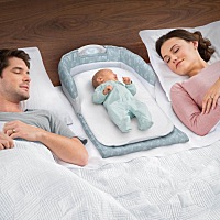 宝宝出生一个月了，小身体也变得更结实。有时候你会发现宝宝趴着时能抬头，有时候还会突然冲你笑，是不...