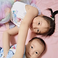 超有爱的姐弟俩，姐姐对弟弟简直是无比疼爱啊