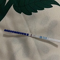 我看到别人7天就测出，而我在排卵后第13天晚上9点终于测出加深的印子了，不在是灰印了，是粉红的了，好...
