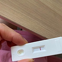 经期今天没来……中午尿液测得，一条深一条很浅，这是中奖了吗？