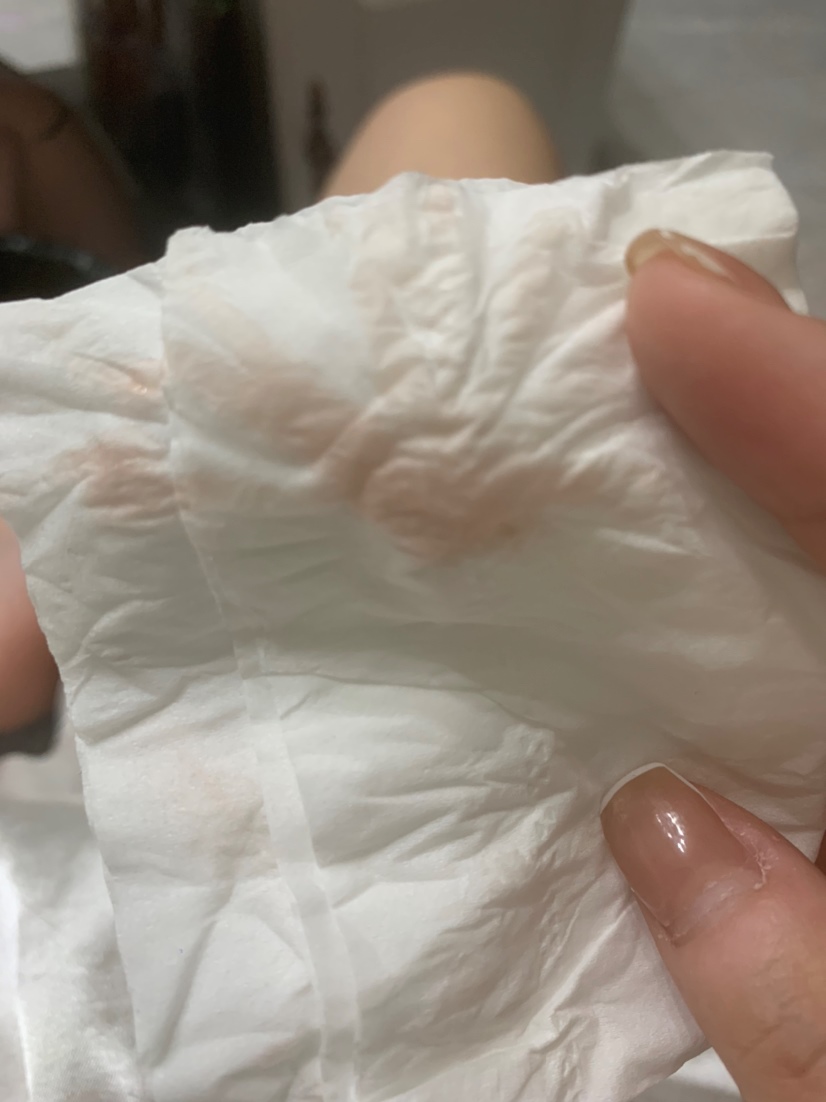 姨妈推迟11天到12天，25号早上还同房了，后面用纸巾擦拭有这样的微量这样的血，26号晚上也有，这是什么情况呢