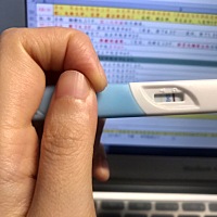 心急从排卵后12天就开始用试纸测，连着几天都是弱阳性，一天比一天清晰，我应该是怀孕🤰了，😄