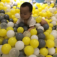 自己带的挺好。虽然累点。看见他在我身边健健康康的成长。我很满足。