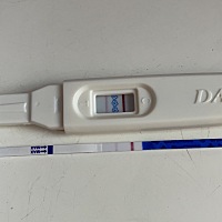 4号5号排卵 6号排完 今天早上的早孕试纸颜色 是不是太浅了 也没有任何反应 胸也不疼不涨 正常吗 好担心