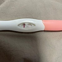 上次月经1号，今早28号测的，总感觉我用意念看出两条线，麻烦帮看看是不是？