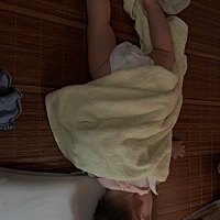 最近经常趴着睡，给她翻过来又转过去。