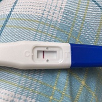 图一看不出来图二涂了点眼影就这样了，是假的吗