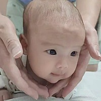 生下来肿肿的，眼睛完全睁不开，现在越来越可爱了😘在学抬头ing。 闭上眼睛睫毛已经很长了，就是期待...