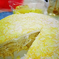 宝贝儿子，你可知道，你爸在车里把我骂哭，让我不能去吃饭，因为会被别人看到哭泣的样子，被笑话。我只...