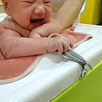 宝宝最近两天不知道怎么了老是莫名哭闹，有时候还哄不住的那种，看着孩子哭的撕心勒肺的我就有气又心疼...