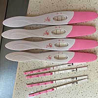 同房后9天开始测的，hcg在增长，可是到了该来月经的今天有褐色分泌物是怎么回事？