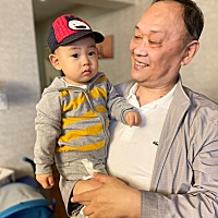 弟弟一周岁多15天放手走了两步，进步啦！