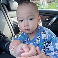 18年怀孕生的老大，19年怀孕生的老二 姐弟两还是上的比较像的 人家都说打弟弟要趁早 姐姐便天天在家打弟...