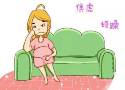 过度的恐惧和焦虑会让准妈妈对疼痛更加敏感，还会增加体内激素儿茶酚胺的分泌，进而影响胎盘的血液供应、引起胎儿缺氧等，对顺利分娩不利。所以，大家要尽量缓解焦虑和害怕的情绪！
尽量让自己放松
养成规律的作息、保持充足的睡眠、适当运动，这些都有助于你调节情绪。
尽量远离网上的负面信息，心情不好的时候，试试深呼吸让自己放松。或者看书、看电视，跟朋友家人聊聊天，转移注意力。和一些有孕育经验、比较正能量的宝妈聊聊，听听过来人的经验，一些困惑或烦恼或许就解开了。
可以给自己积极的心理暗示，告诉自己分娩是女性天然的能力，绝大多数准妈妈都能顺利分娩，自己也一定可以的。