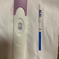 今天早晨测的 试纸上面有一条灰色的印记  大家能看清楚吗？ 今天已经推迟了3天了，希望带来好孕 好孕