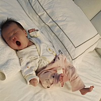 这些天有阿姨带着宝宝喂奶换尿不湿入睡，我除了睡眠不足外，感觉还不算累，宝宝也乖吃饱了就睡觉，睡醒...