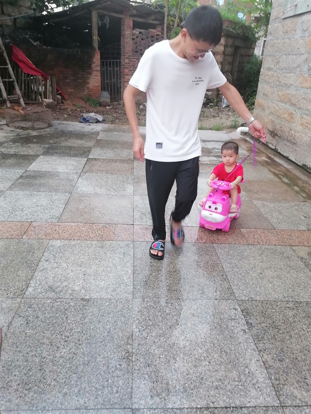 我老公很喜欢宝宝，每次他厂里没事做的话就回来和宝宝一起玩耍，一起闹腾，虽然我不能去上班，老公也会去买点吃的给我……可是我叫他要节约钱，因为家里有的吃有的用，所以不敢再叫他买东西。