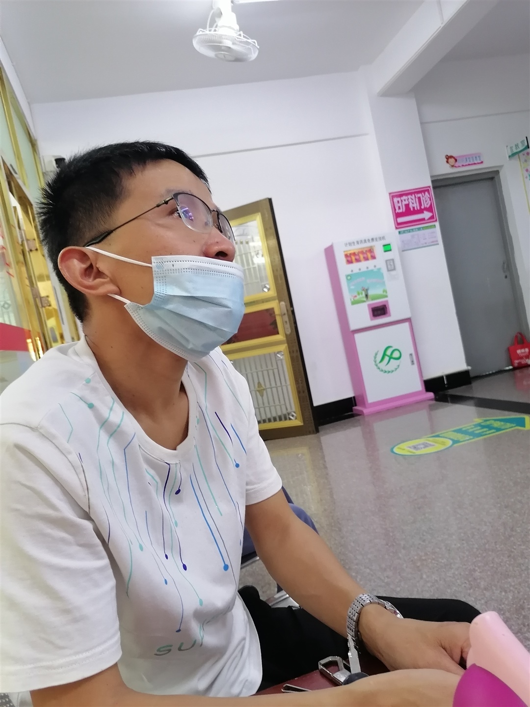 上次和宝爸一起去医院里打疫苗针，宝宝很勇敢没有怎么哭，宝宝棒棒哒。