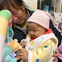 会玩玩具，会偷看电视，厌奶期不吃乳头却要抢碗了😂