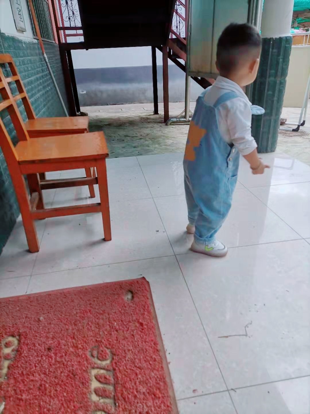 这是宝宝一岁半时的照片，半年多的时间错过了宝贝好多次成长，再也不是襁褓中的那个小宝宝了，人家现在是小男孩👦