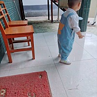 在看什么呢那么专注 这是宝宝一岁半时的照片，半年多的时间错过了宝贝好多次成长，再也不是襁褓中的那个...