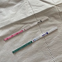 好像有点粉印，又不是很明显。本来今天来月经的，这几天肚子都是怪怪的。又有点褐色分泌物