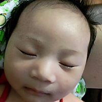 老人们认为，让宝宝睡硬枕头，头型会变好看，奶奶说平平整整的后脑勺是代表了从头开始平坦未来！真是根...