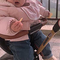 闺女十个月了，特别爱吃，嘴巴一天从早到晚就不停，奶量一天八百多，辅食两顿，加水果，蒸糕，米饼，虾...