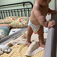 6个月的时候我宝宝就会站了，啥时候会走路呀？现在抱在手上得指哪去哪，被她指挥的死死的。会走了自己去...