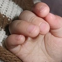 白天不睡觉，不让剪指甲，晚上扭巴扭吧唱歌跳舞，不想睡觉，折腾半天，终于睡着了，哪来的这么多兴奋劲...