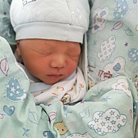 已经开始吃母乳了，刚开始他不习惯哦，要用奶瓶喂一点点热水才行