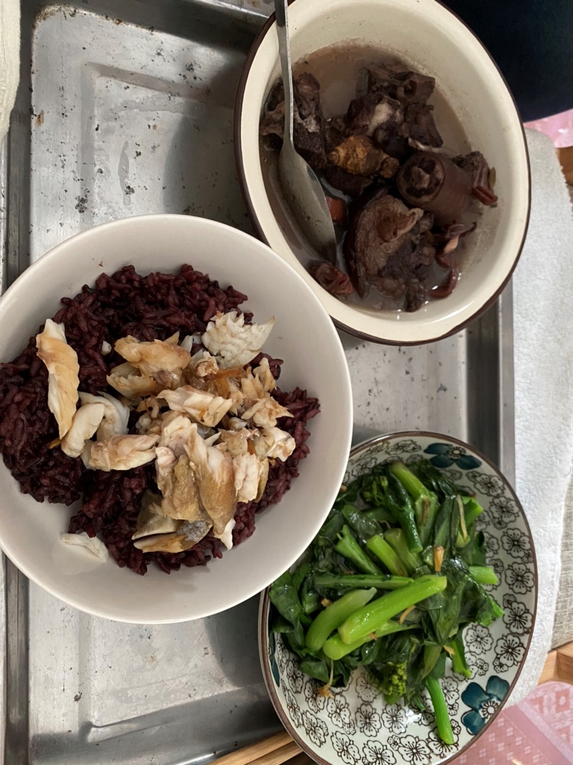 黑米饭，野生小鱼煮酱油水🐠，目鱼干猪蹄汤🐷，青菜🥬