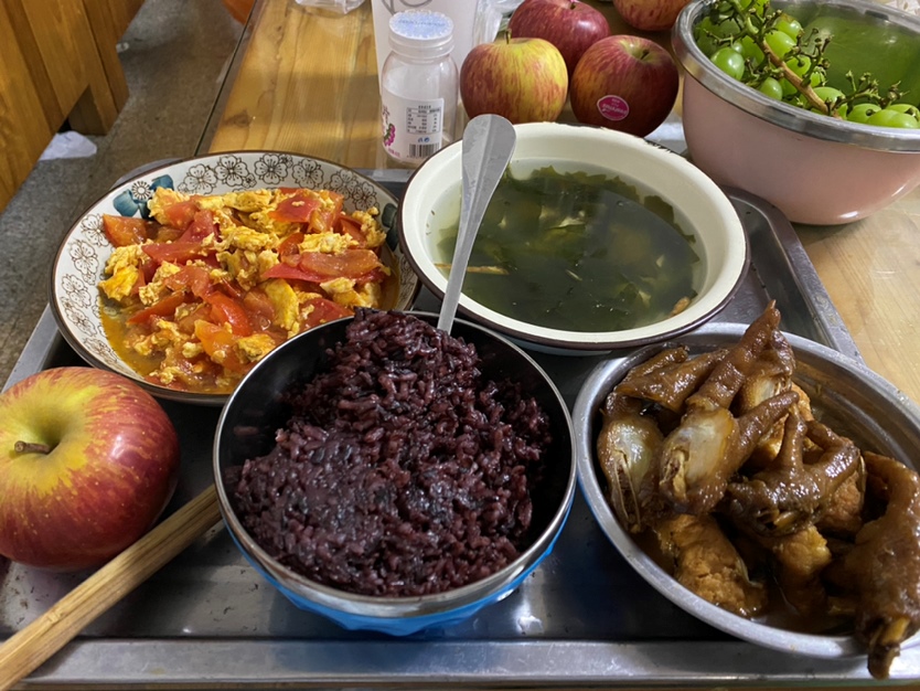 黑米饭，西红柿炒蛋，螺旋藻肉片汤，卤料