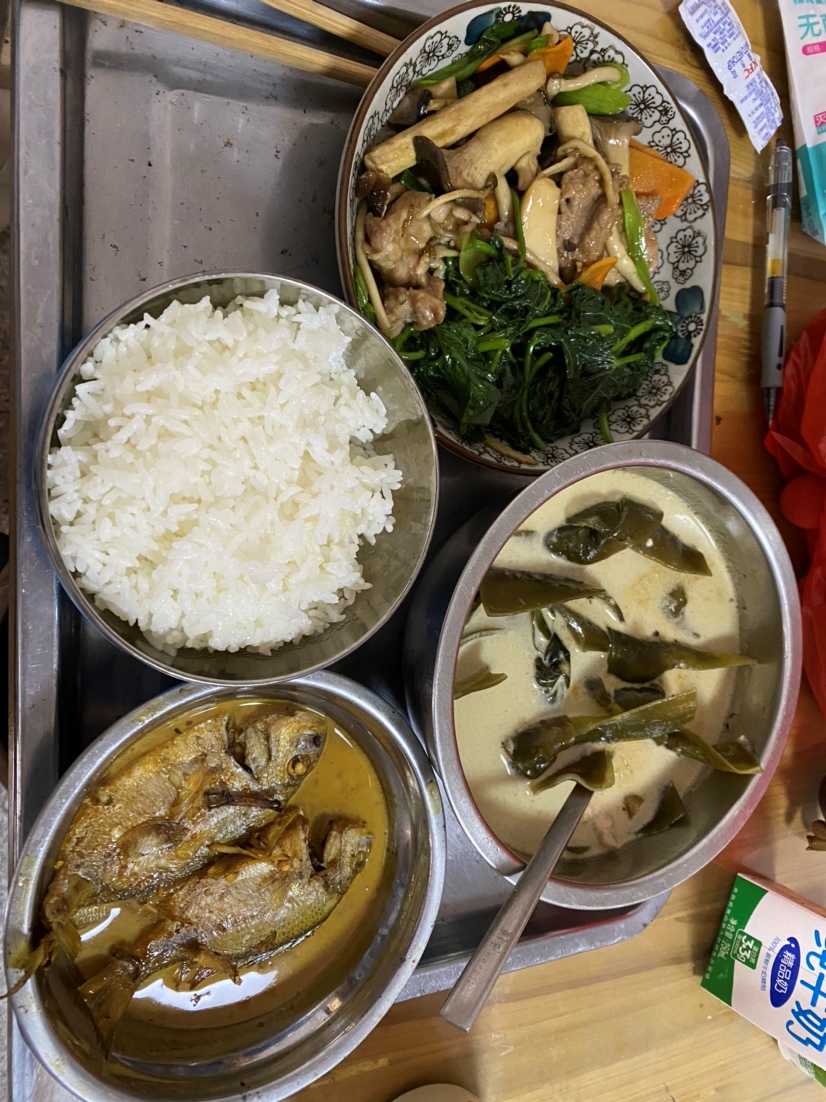 野生小鱼酱油水，海带鲫鱼汤，青菜