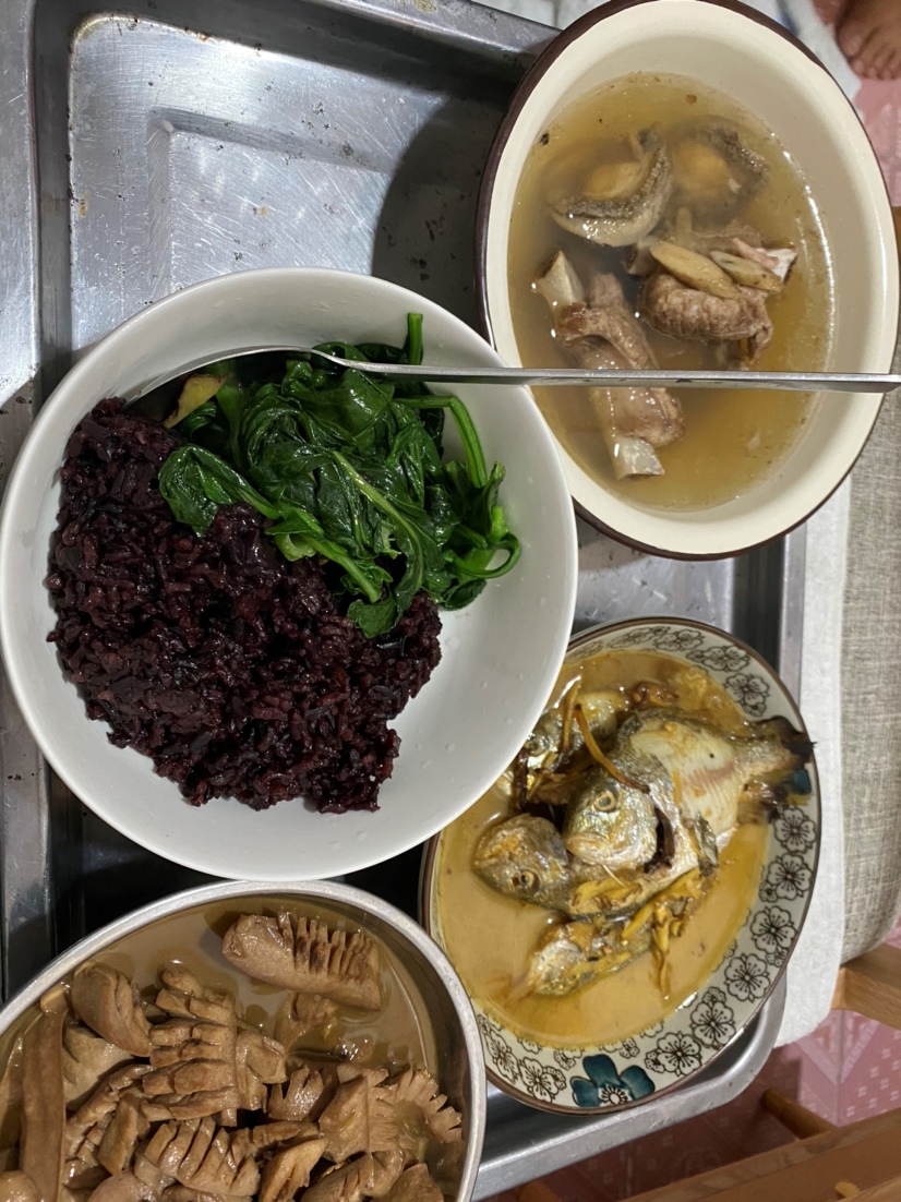 黑米饭，野生小鱼酱油水，排骨汤，青菜🥬