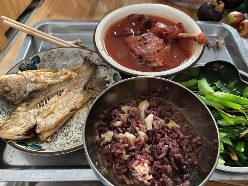 野生小鱼酱油水，卤酒炖鸡，青菜