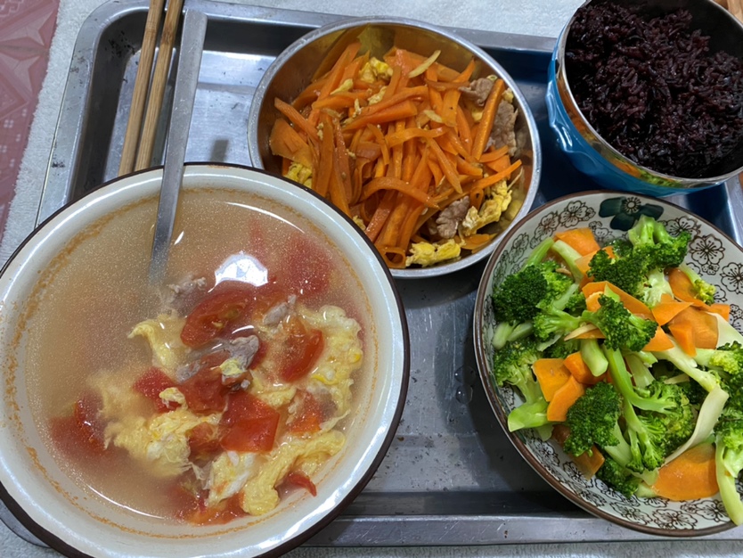 黑米饭，西红柿蛋汤，西兰花，胡萝卜炒蛋