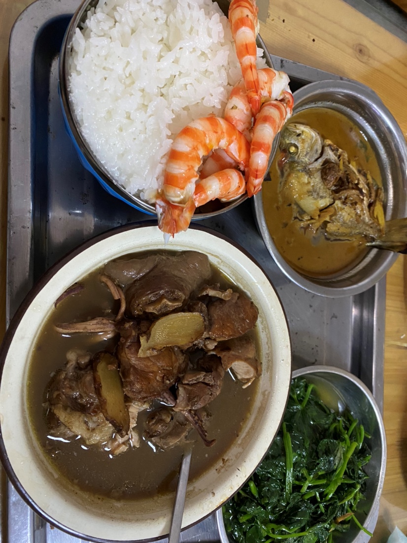 野生小鱼酱油水，黑豆目鱼猪尾巴汤，醉虾，青菜