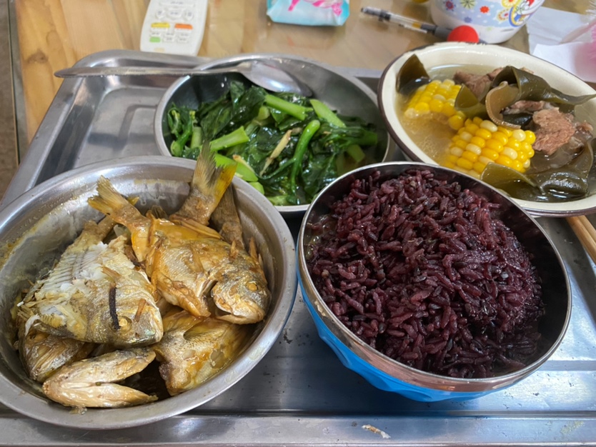 黑米饭，野生小鱼酱油水，排骨玉米海带汤，青菜