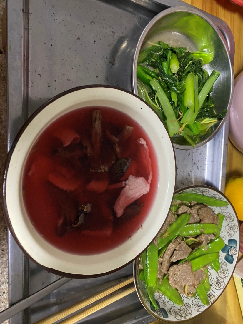 红菇肉片汤，荷兰豆炒牛肉，青菜