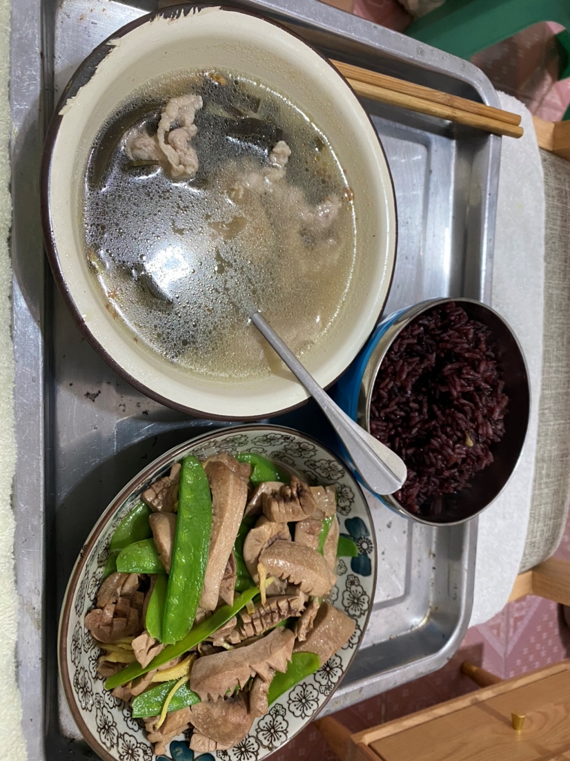 黑米饭，荷兰豆炒腰子，螺旋藻肉片汤