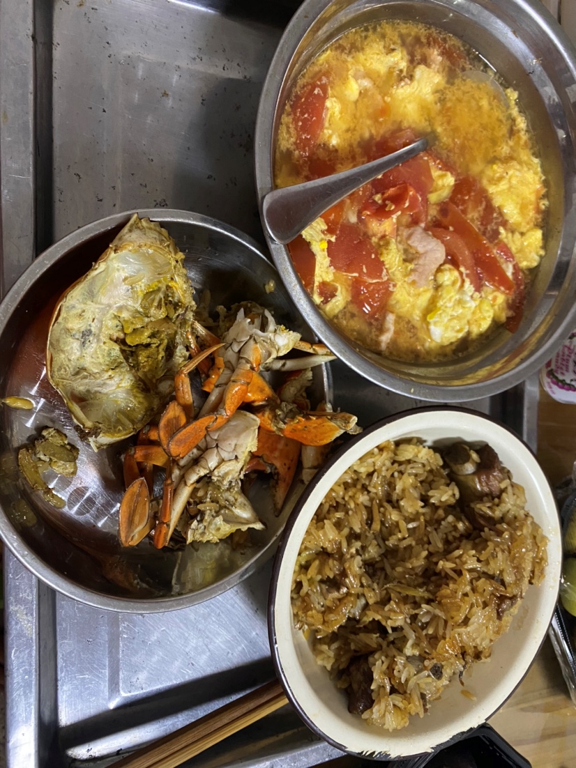 排骨饭，麻油炒蟹，西红柿鸡蛋汤