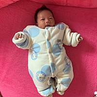 一个月前的今天妈妈生下了6.3的我  我是男孩喜欢我的叔叔阿姨们快来接走