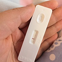 图一昨天晚上，一开始白板，等了好久有浅浅的， 图2是今天早上测得，白板，晚上回家看也有双杠 图三今天...