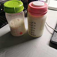 我婆婆一直就觉得我母乳不多，在我第一个月月底开始纯母乳喂养的时候还在担心到四五个月母乳会不够小孩...