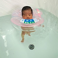 我们第一次游泳🏊  洗了澡又靓仔哦[偷笑]